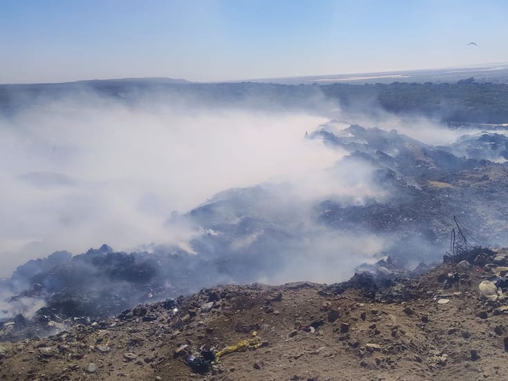 Incendio en basurero de San Quintín cumple una semana activo