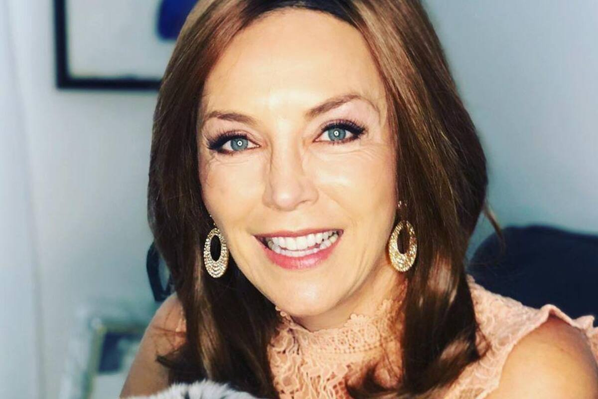 Laura Flores se ríe de si misma al pintarse el cabello en cuarentena