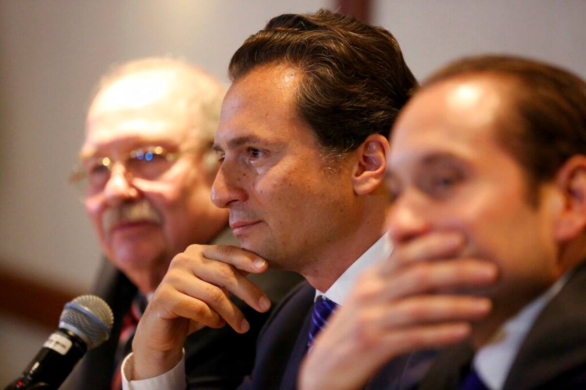 Fotografía de archivo del 17 de agosto de 2017 del exdirector de Pemex, Emilio Lozoya, centro, y su abogado Javier Coello Trejo, izquierda, en Ciudad de México. Las autoridades congelaron las cuentas bancarias de Lozoya, se informó el martes 28 de mayo de 2019. (AP Foto/Gustavo Martínez Contreras, Archivo)