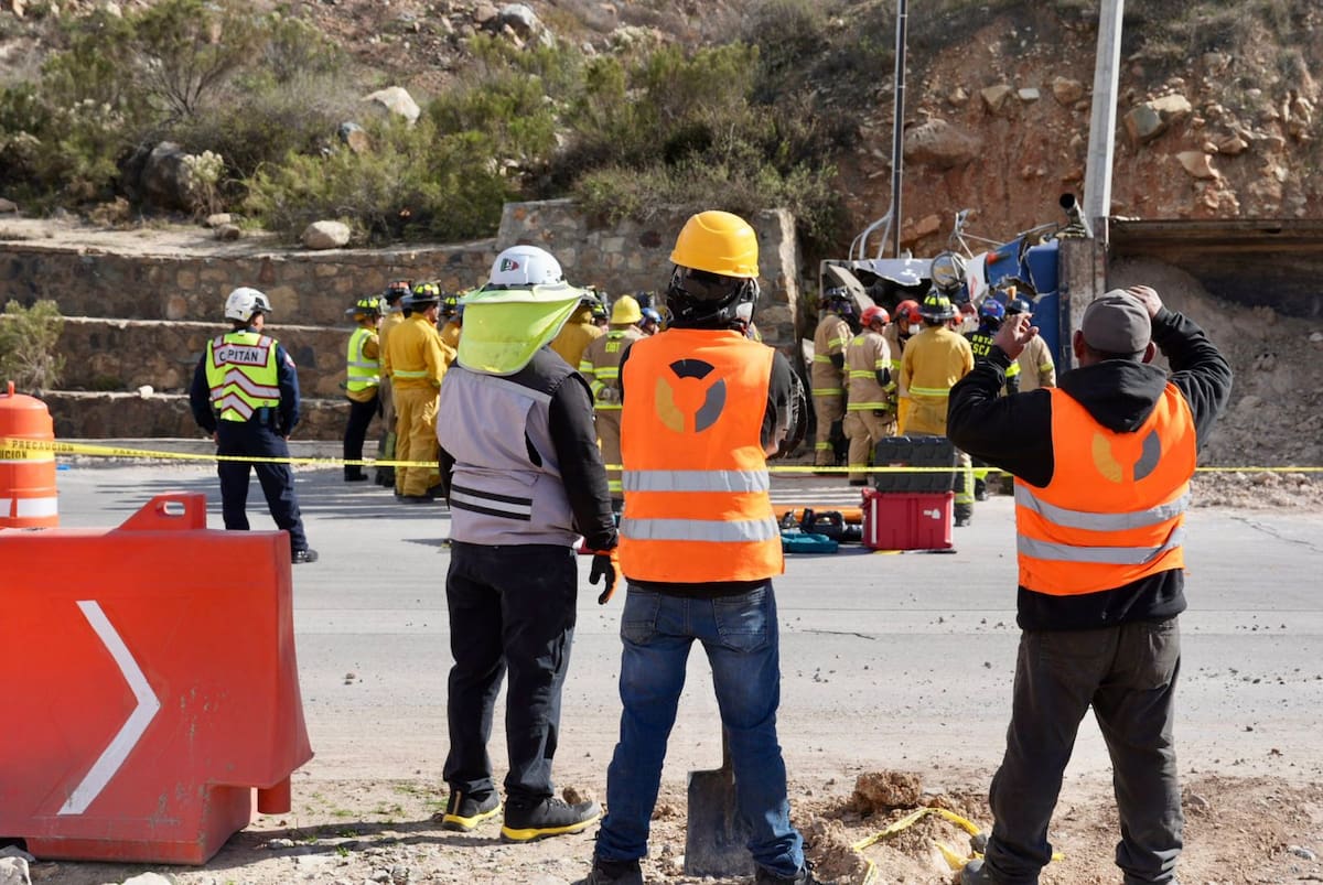 Un dompe volcó sobre el Bulevar 2000; el conductor murió prensado en la cabina. Foto: Leonardo González