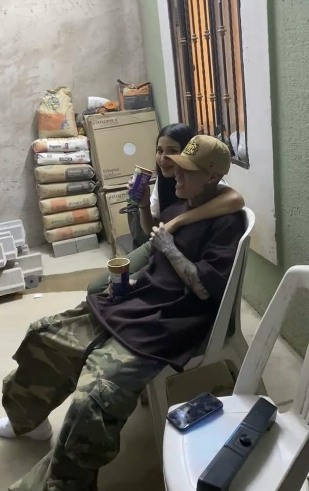 Santa Fe Klan fue captado en la colonia Pueblitos, al norte de Hermosillo, donde llevó una serenata a la boxeadora Camila Zamorano.