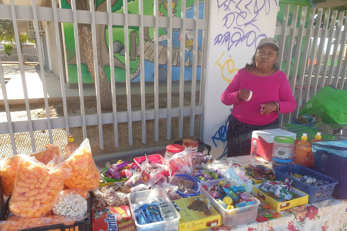Abuelita vende dulces para completar pago de medicinas