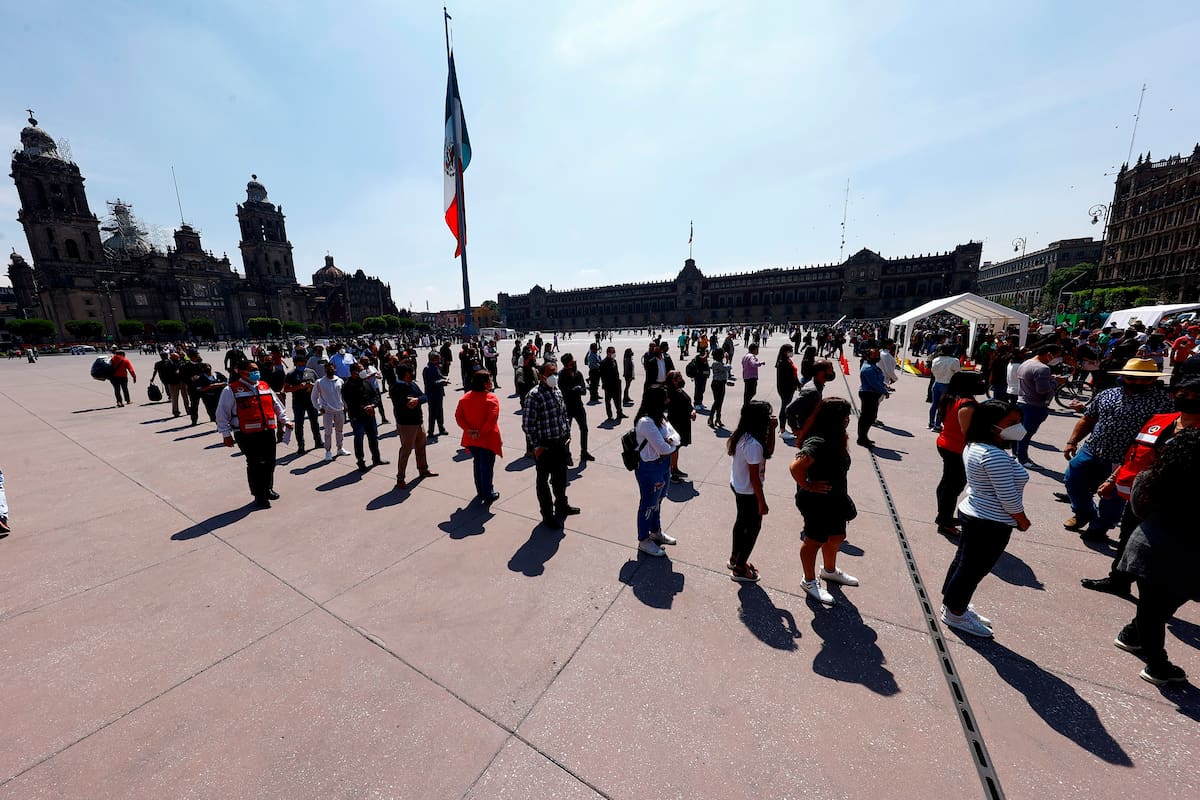 MEX5130. CIUDAD DE MÉXICO (MÉXICO), 21/06/2021.- Trabajadores desalojan sus oficinas hoy, durante el Macrosimulacro en Ciudad de México. El simulacro de terremoto realizado este lunes en México fue "un éxito" en la capital, ya que sonaron el 99 % de los altavoces que emiten alerta sísmica y la participación fue "muy alta", informó la jefa de Gobierno, Claudia Sheinbaum. EFE/ Carlos Ramírez