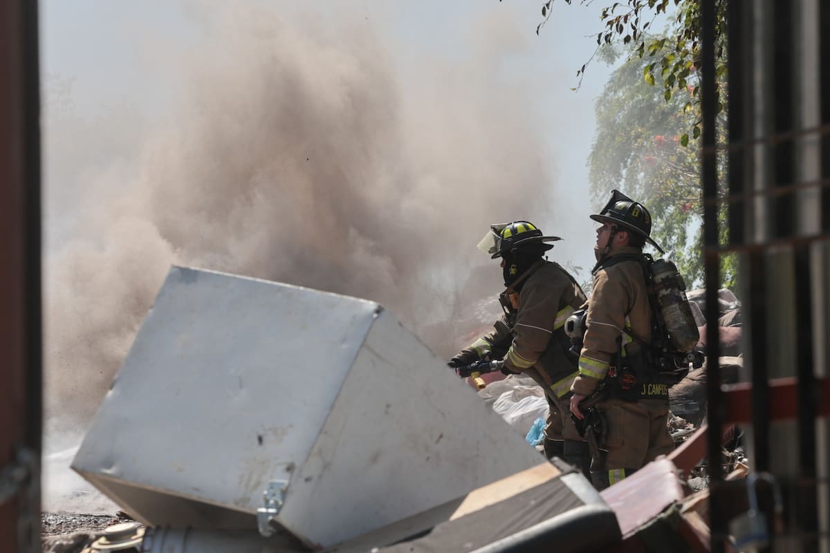 Construcción abandonada sufre daños por incendio