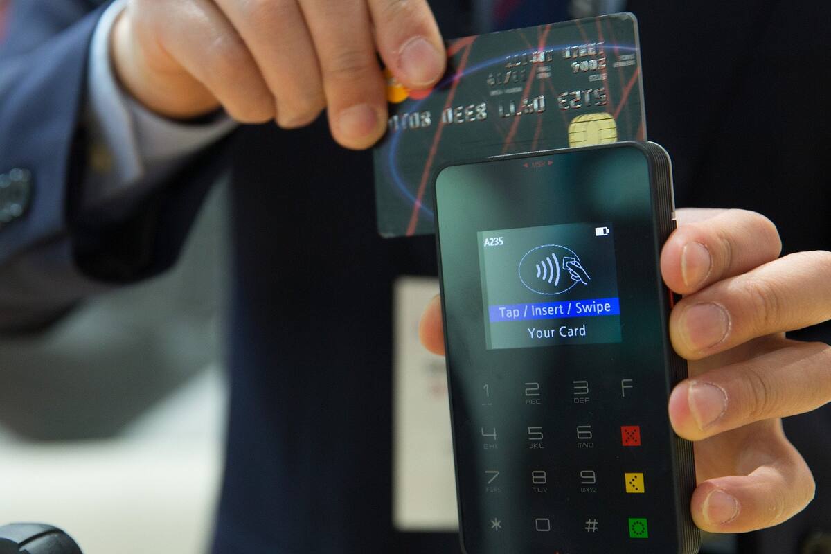¿Qué es y cómo funciona el dinero electrónico?