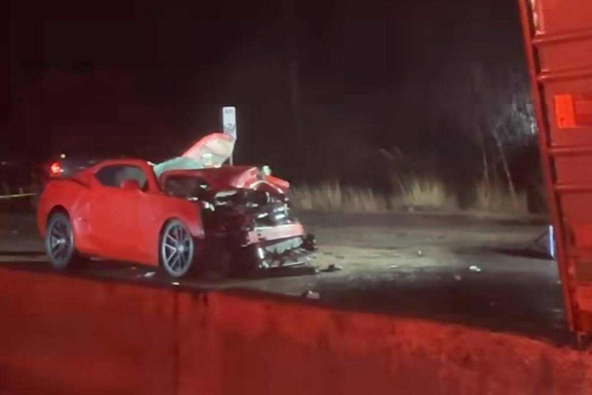 Mueren dos jóvenes al chocar contra una caja de tractocamión en Nogales