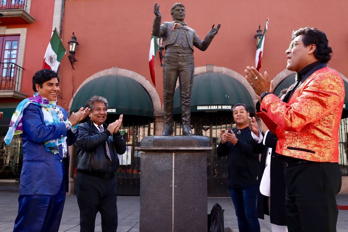 Anathan Briss recuerda a Juan Gabriel, le llevan rosas a Plaza Garibaldi