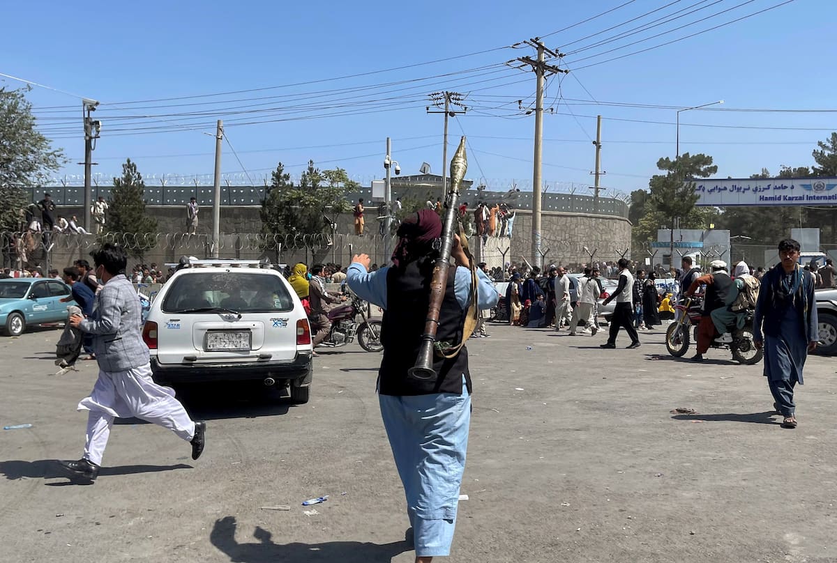 Un miembro de las fuerzas talibanas inspecciona un área en las afueras del aeropuerto internacional de Kabul en Afganistán. Agosto 16, 2021. REUTERS/Stringer