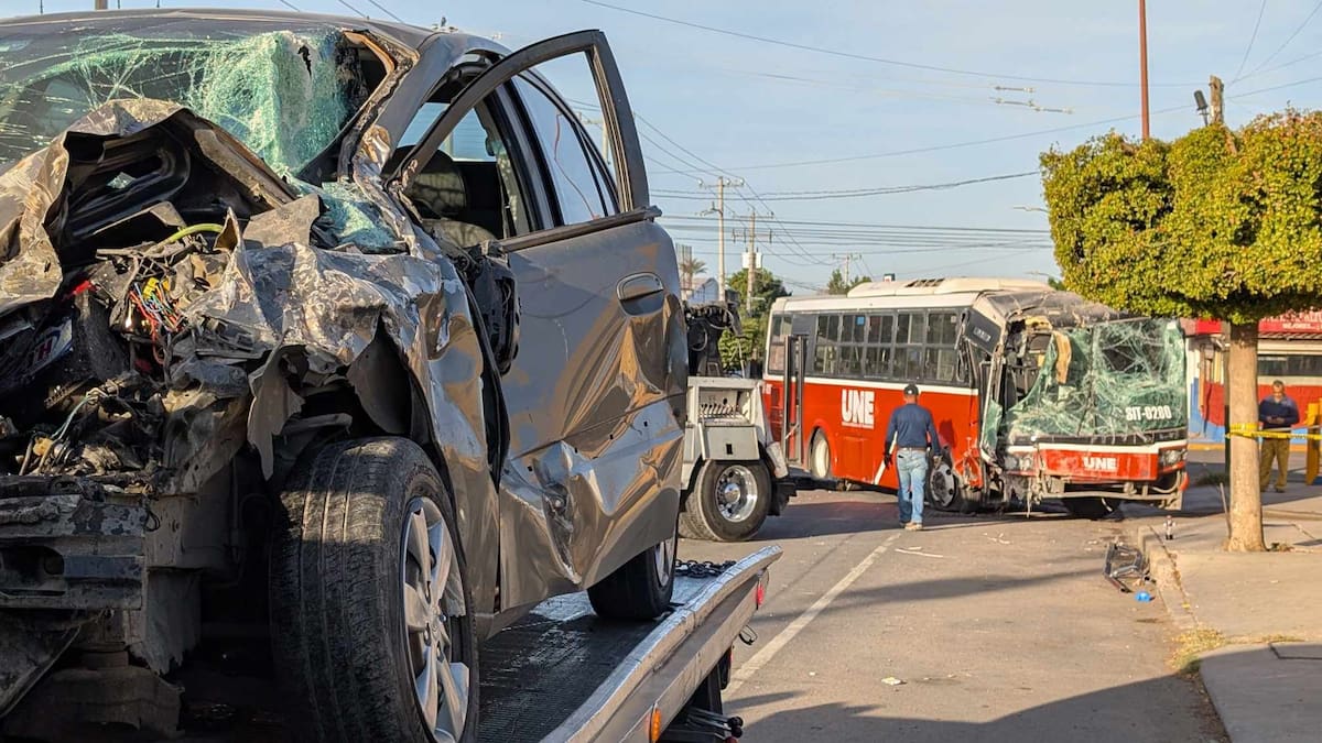 Accidente en Aburto y Reforma: camión impacta casas y deja personas lesionadas. Foto: Julián Ortega