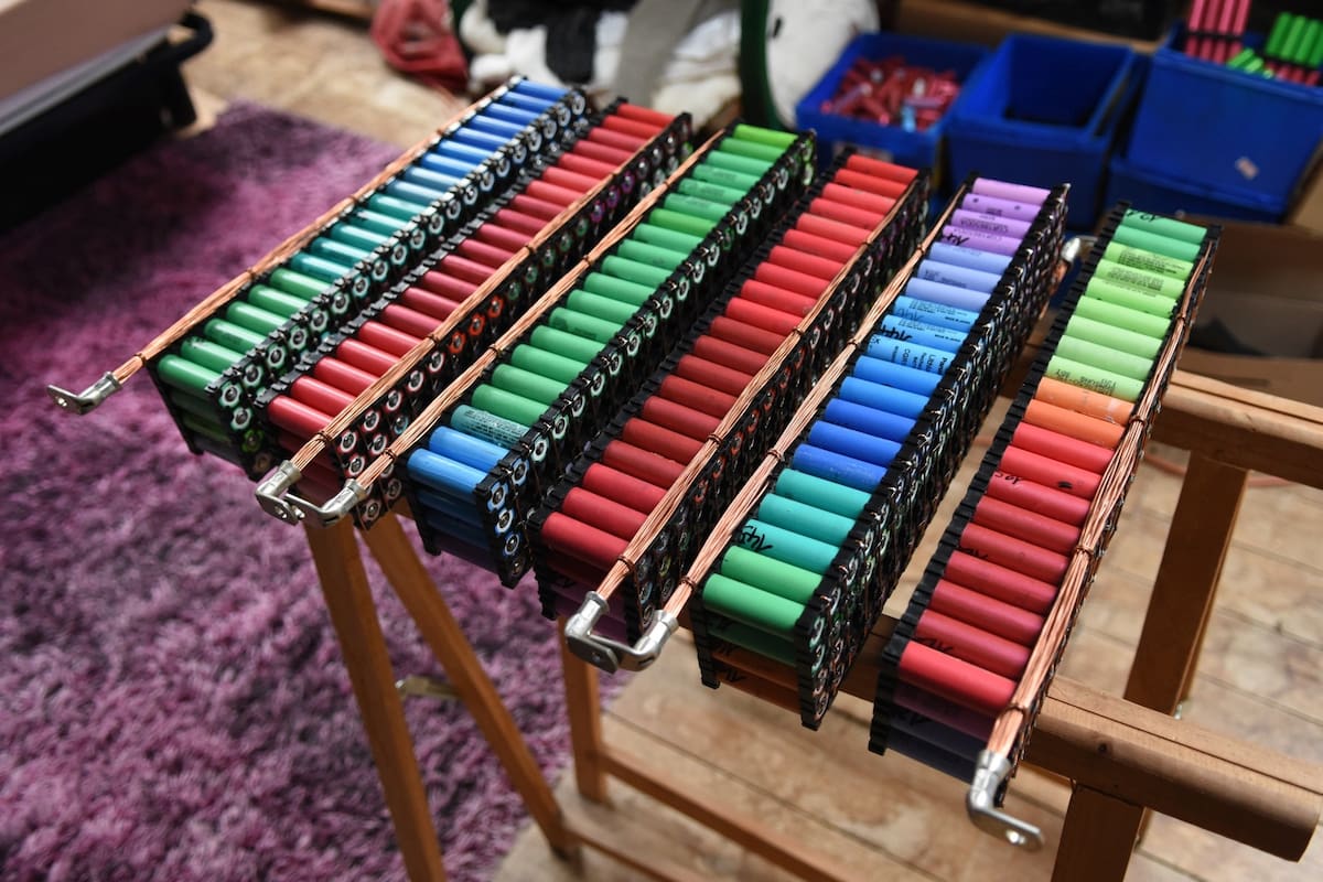 El usuario detalló que uno de los retos que enfrentó es que cada batería tenía distinta capacidad, por lo que tuvo que adecuarse a este sistema. | Foto: Glubux