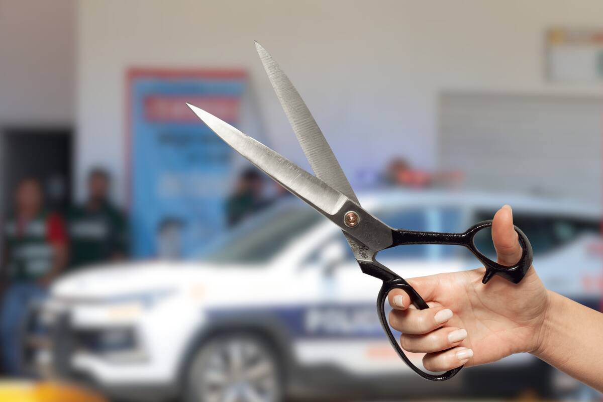 Arrestan a mujer; Su vecino la acusa de herirlo con tijeras