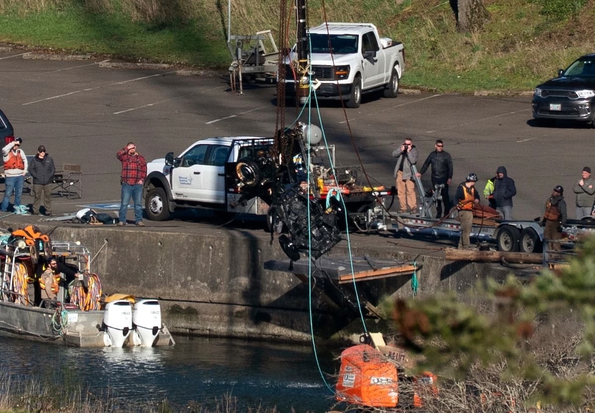 La Oficina del Sheriff del Condado de Hood River y un equipo de buzos recuperan un vehículo del rio Columbia, el 7 de marzo de 2025, en Cascade Locks, Oregón. | Crédito: Beth Nakamura/The Oregonian via AP, Archivo