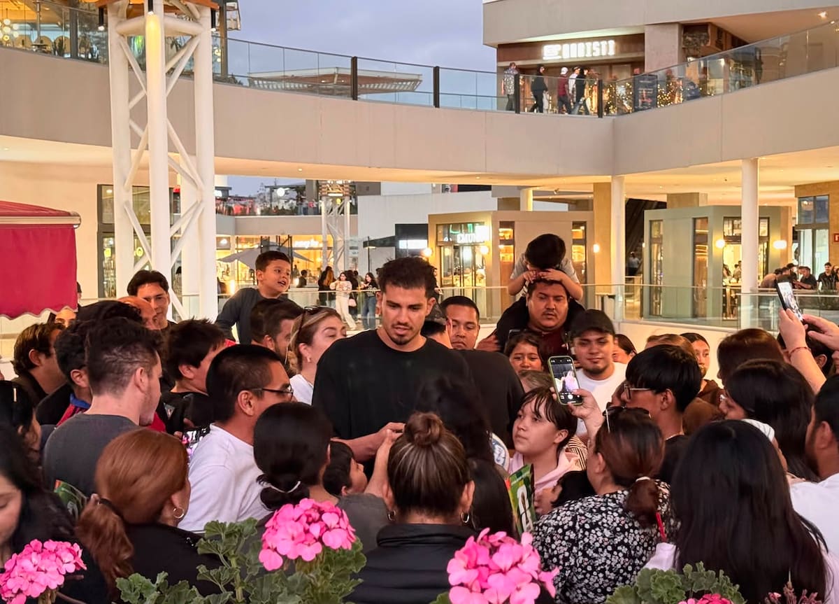 Niños, familias y seguidores de la selección iraní aprovecharon la visita para obtener un recuerdo de los jugadores. Foto: Border Zoom