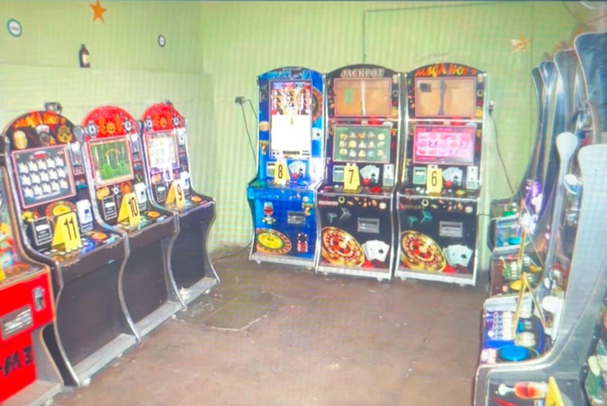 Las máquinas tragamonedas incautadas en operativos en Guaymas por parte de la Fiscalía de Sonora y otras autoridades. / FGJE Sonora.