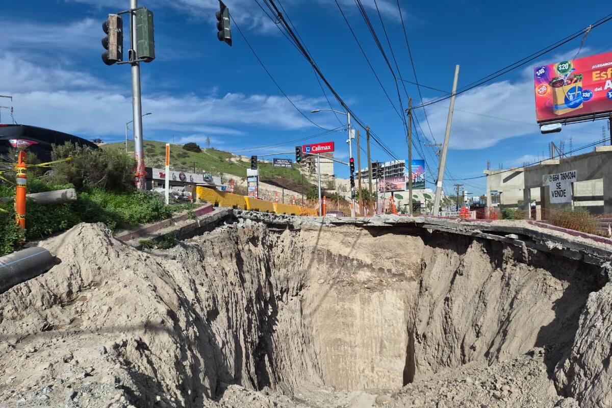 Un mega socavón se ‘come’ parte del Bulevar Cuauhtémoc Sur