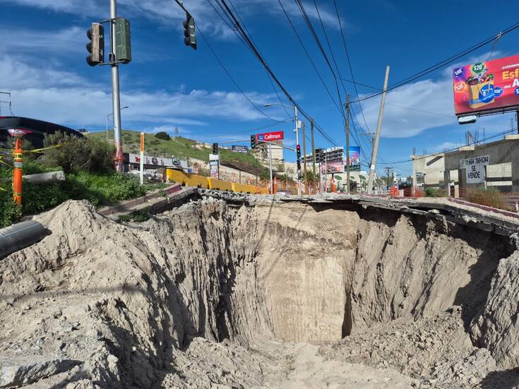 Un mega socavón se ‘come’ parte del Bulevar Cuauhtémoc Sur
