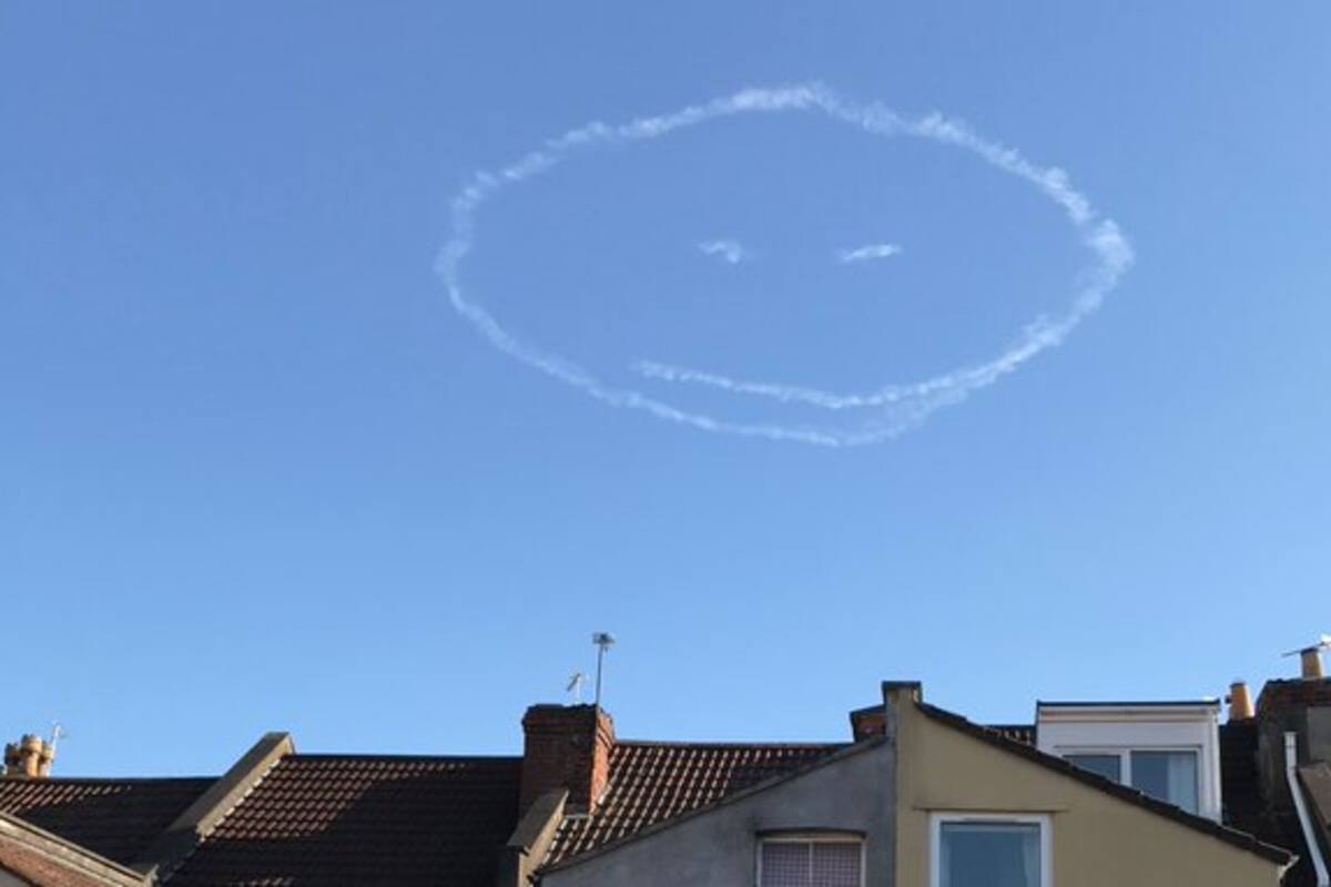 Dibujan carita feliz en el cielo