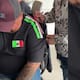 “Aquí en la oficina resolvemos”: Compañeros de trabajo le hacen una playera de la “Selección” a un hombre para que no fuera el único sin uniforme