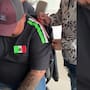 “Aquí en la oficina resolvemos”: Compañeros de trabajo le hacen una playera de la “Selección” a un hombre para que no fuera el único sin uniforme