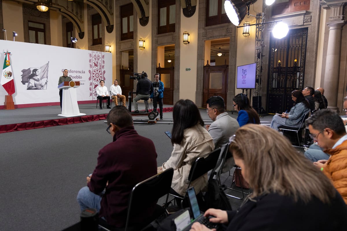 Cuauhtémoc, Ciudad de México, México, 12 de septiembre de 2025. La doctora Claudia Sheinbaum Pardo, presidenta Constitucional de los Estados Unidos Mexicanos en conferencia de prensa matutina, “Conferencia del Pueblo”, en el Salón Tesorería de Palacio Nacional. | Foto: Presidencia