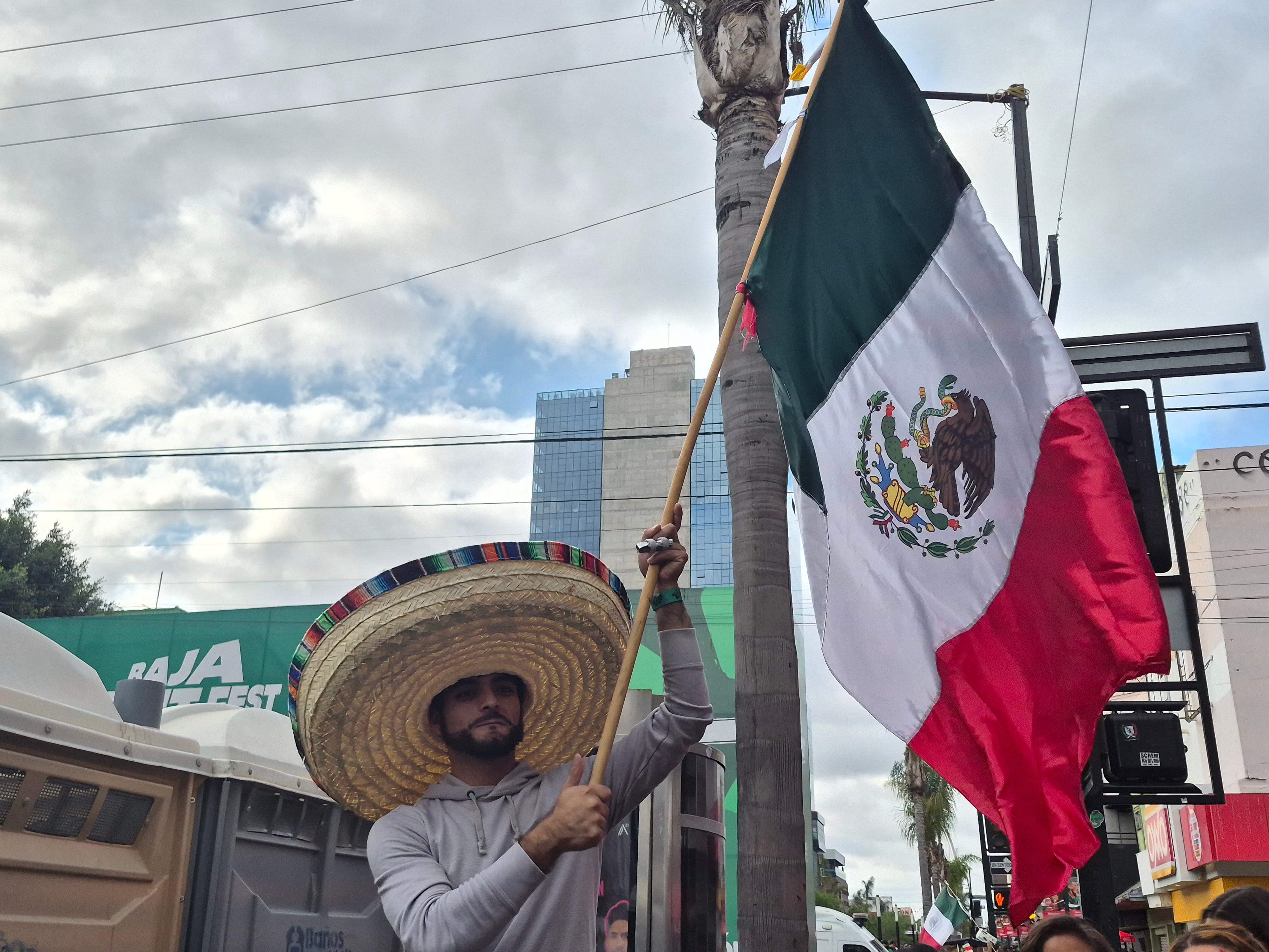 Cientos de personas siguieron el encuentro desde el Baja Fut Fest y tras el silbatazo final, permanecieron en la Zona Centro para festejar el pase de la Selección Mexicana. Foto: Michelle Castillo.