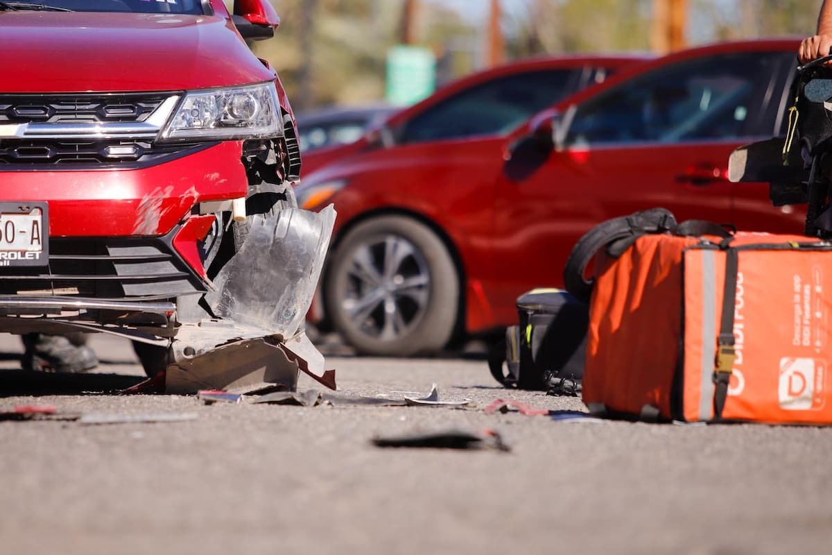 Repartidor de comida choca a bombero y este lo auxilia