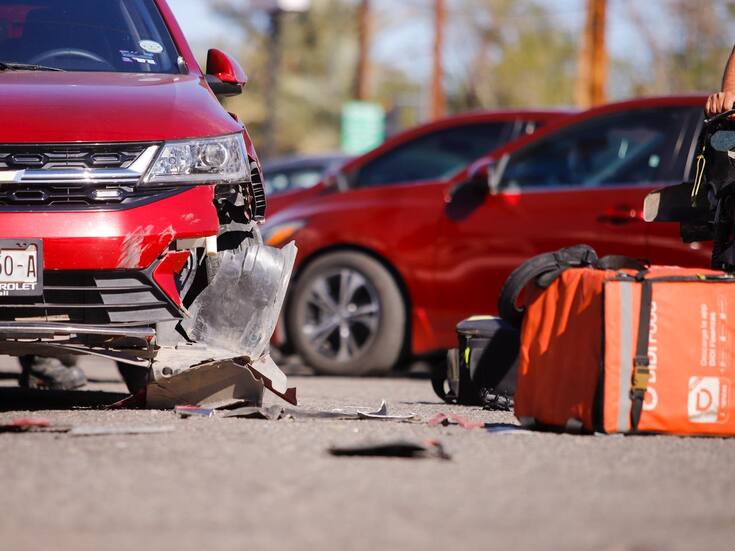 Repartidor de comida choca a bombero y este lo auxilia