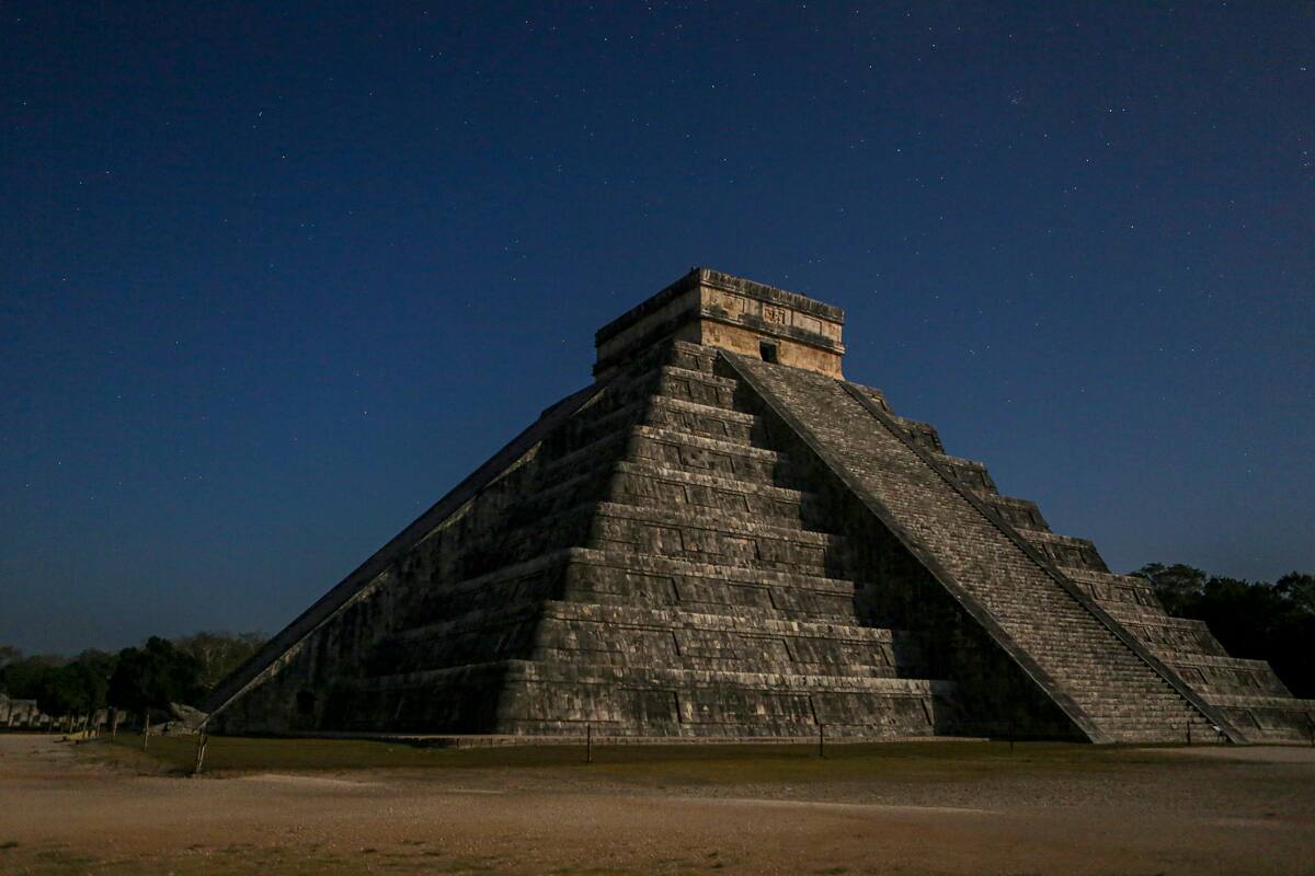 Chichén Itzá iluminada por la Serpiente Lunar