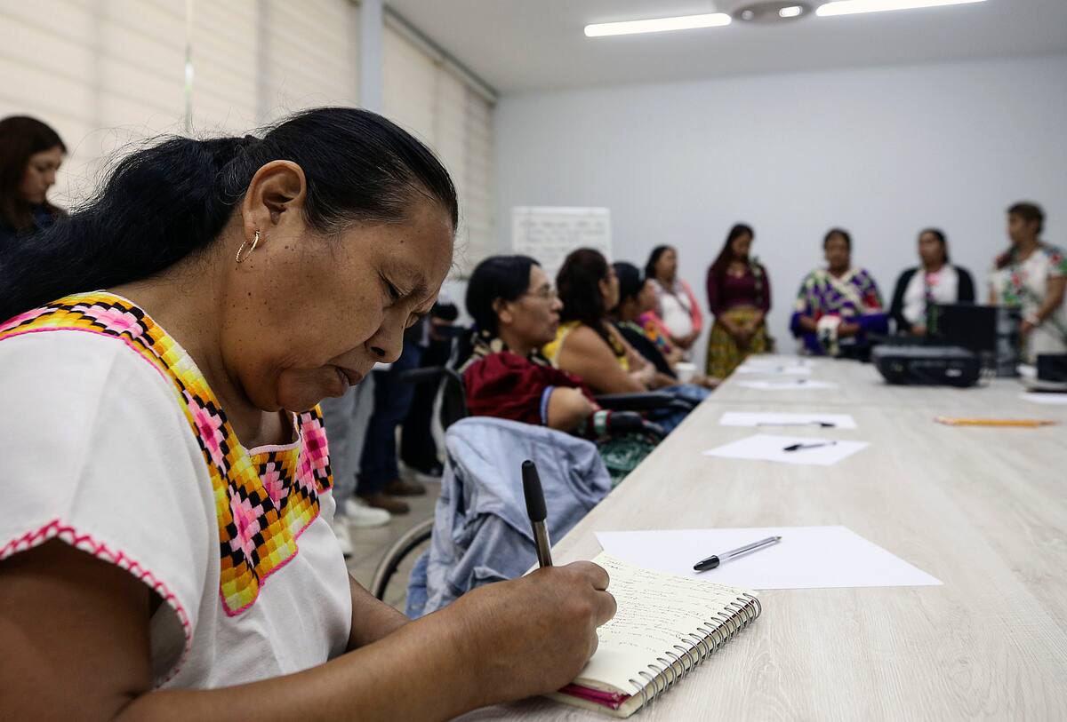 Fotografía cedida este lunes por Gustavo Alfonzo y la Universidad de Guadalajara de un taller con mujeres indígenas y derechos humanos en la ciudad de Guadalajara (México).EFE/ Gustavo Alfonzo/UdeG /SOLO USO EDITORIAL/SOLO DISPONIBLE PARA ILUSTRAR LA NOTICIA QUE ACOMPAÑA (CRÉDITO OBLIGATORIO)