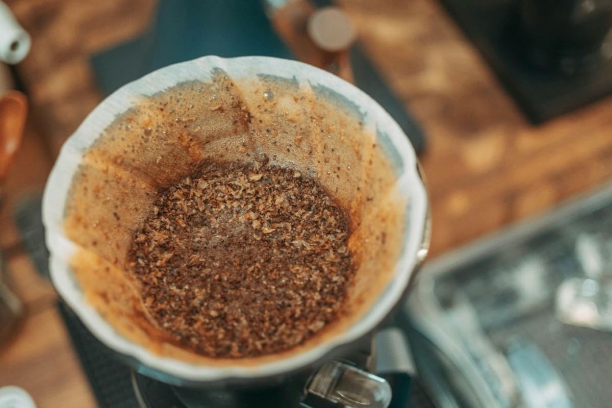 Antes de desechar los restos de café, conoce 8 formas útiles de reutilizarlos en casa