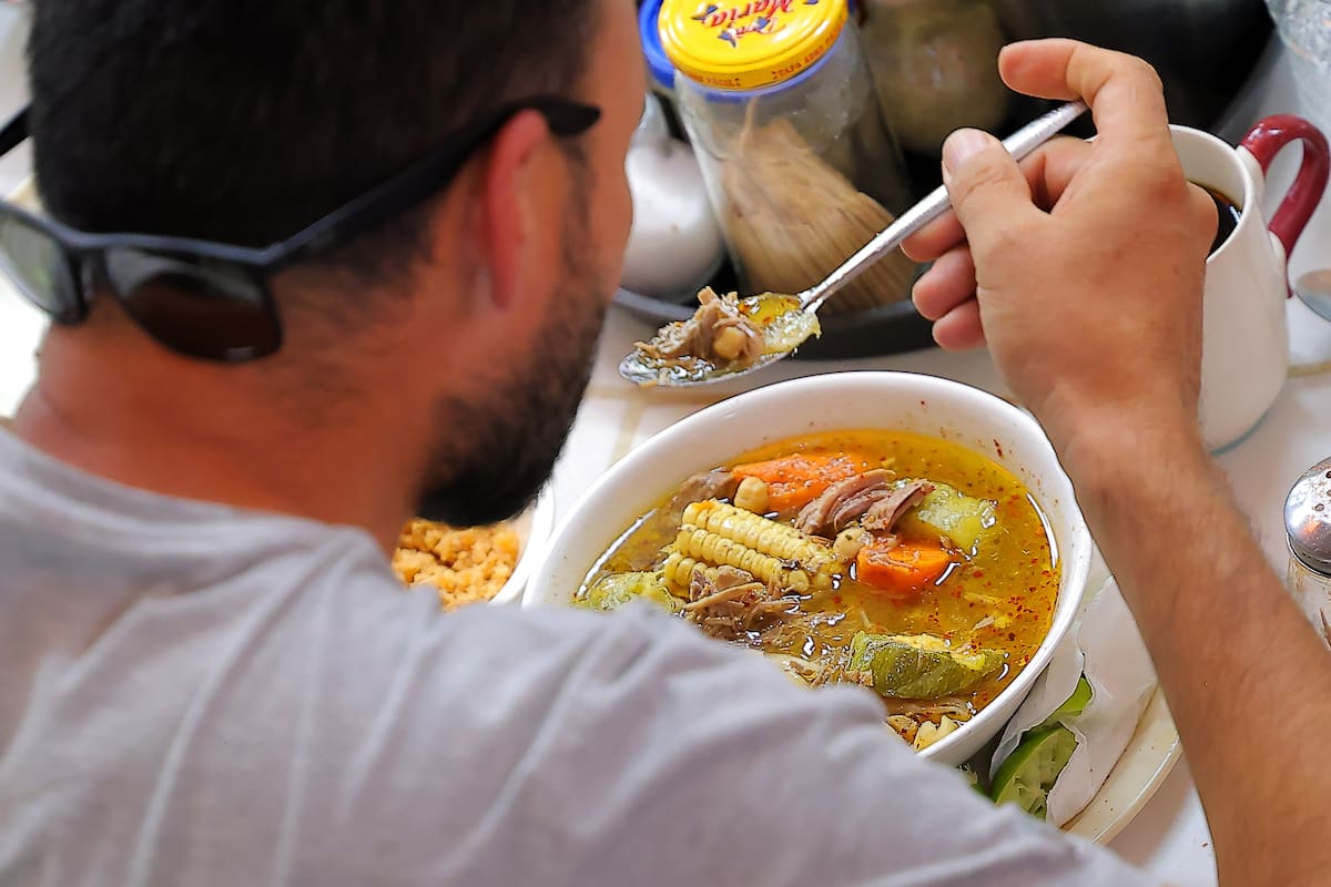 Comer caldo con temperaturas de más de 45°C es tradición en Hermosillo: Estos son los favoritos del Mercado Municipal