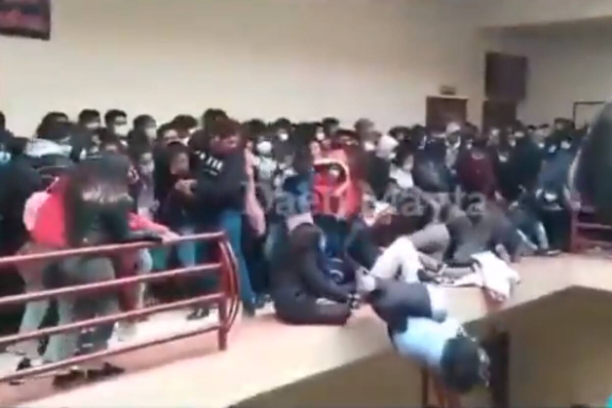 VIDEO: Unos 5 estudiantes mueren al caer de un cuarto piso en universidad boliviana