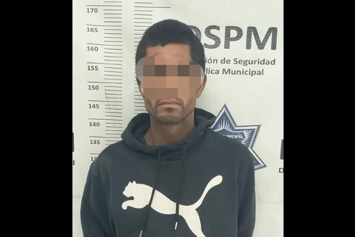 Sorprenden a hombre robando mini split de farmacia en Xochimilco