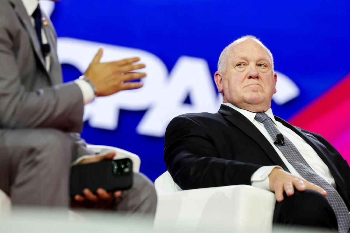 Thomas Homan, exdirector interino del Servicio de Inmigración y Control de Aduanas de Estados Unidos, observa mientras asiste a la reunión anual de la Conferencia de Acción Política Conservadora (CPAC) en National Harbor, Maryland, Estados Unidos, el 22 de febrero de 2024. | Crédito: REUTERS/Amanda Andrade-Rhoades