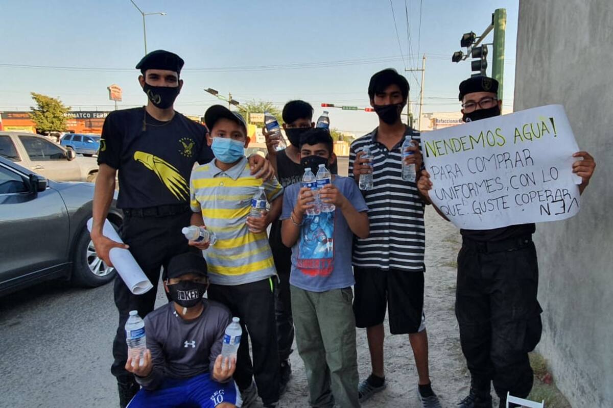 Rescate Juvenil vende botellas para conseguir recursos y comprar 15 uniformes