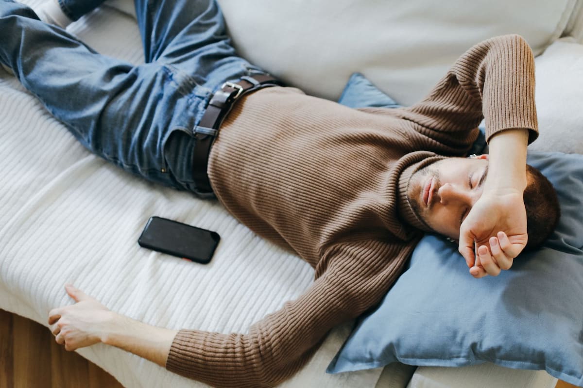 Cómo dormir mejor si se trabaja de noche: recomendaciones médicas para cuidar la salud