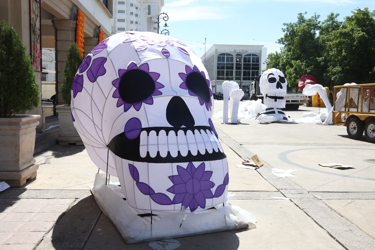 ¡La Plaza Zaragoza comienza a llenarse de color para el Día de Muertos!
Comenzó la instalación de calaveras y catrinas frente a los palacios, en el área de la Plaza Zaragoza, como parte de los preparativos para el próximo Festival de Día de Muertos. Se espera que los trabajos queden terminados este jueves.