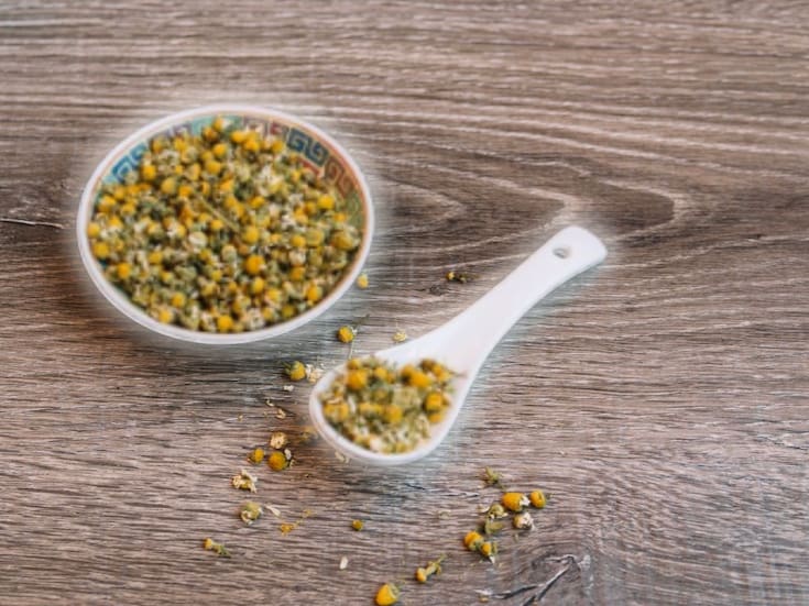 Cómo aliviar la pesadez estomacal con manzanilla