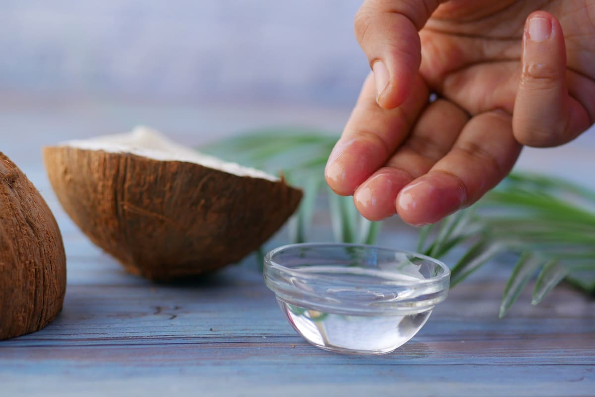 El aceite de coco es especialmente útil para tratar problemas como uñas quebradizas