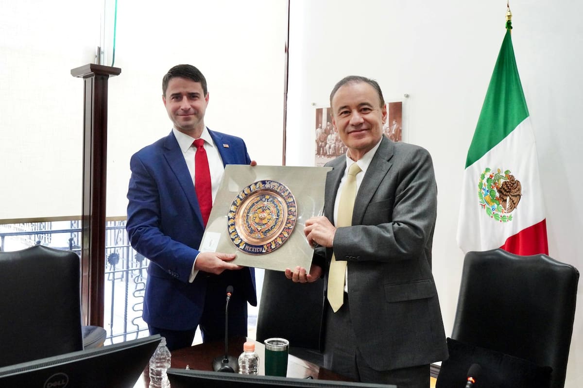 El gobernador Alfonso Durazo con el subsecretario de Energía de EE.UU, Tommy Joусe.