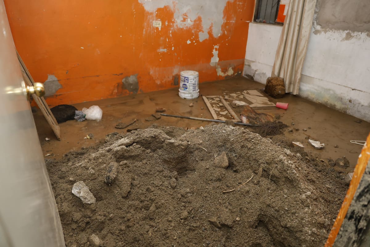 El interior de la vivienda quedó lleno de tierra y humedad. FOTO: TEODORO BORBÓN