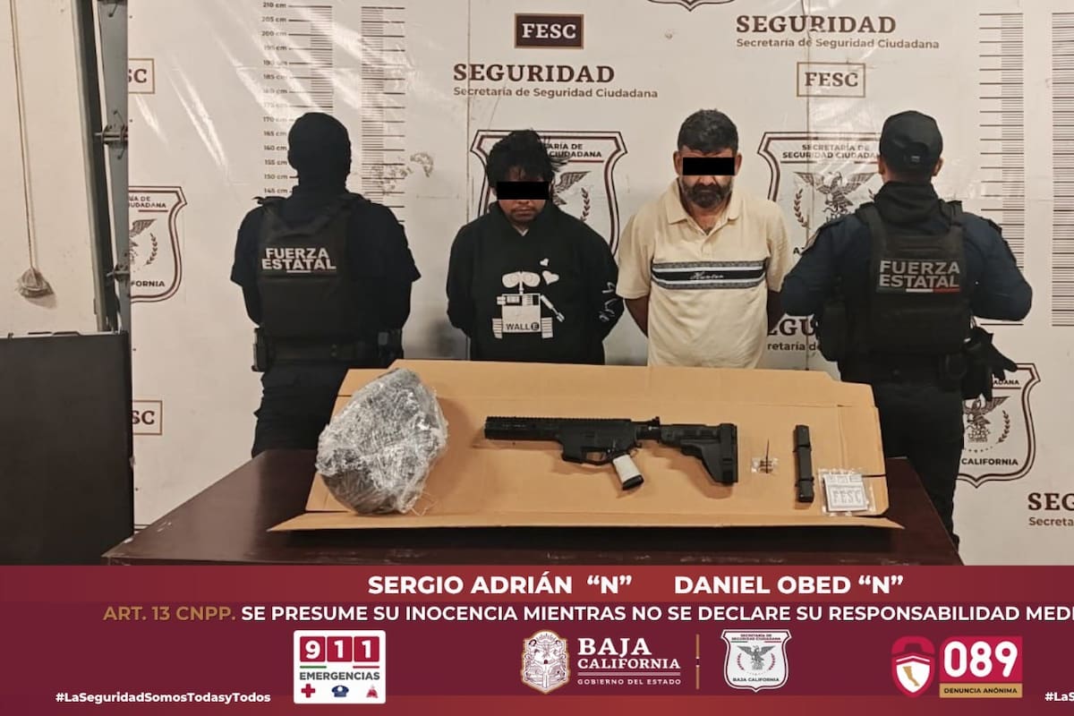 Presuntos sicarios caminaban por la carretera a Tijuana con un fusil en la mochila