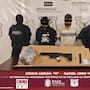 Presuntos sicarios caminaban por la carretera a Tijuana con un fusil en la mochila
