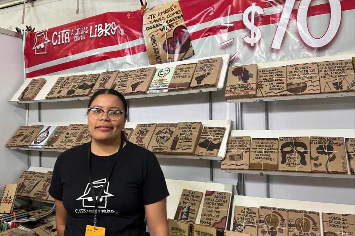 Realizan citas a ciegas con un libro