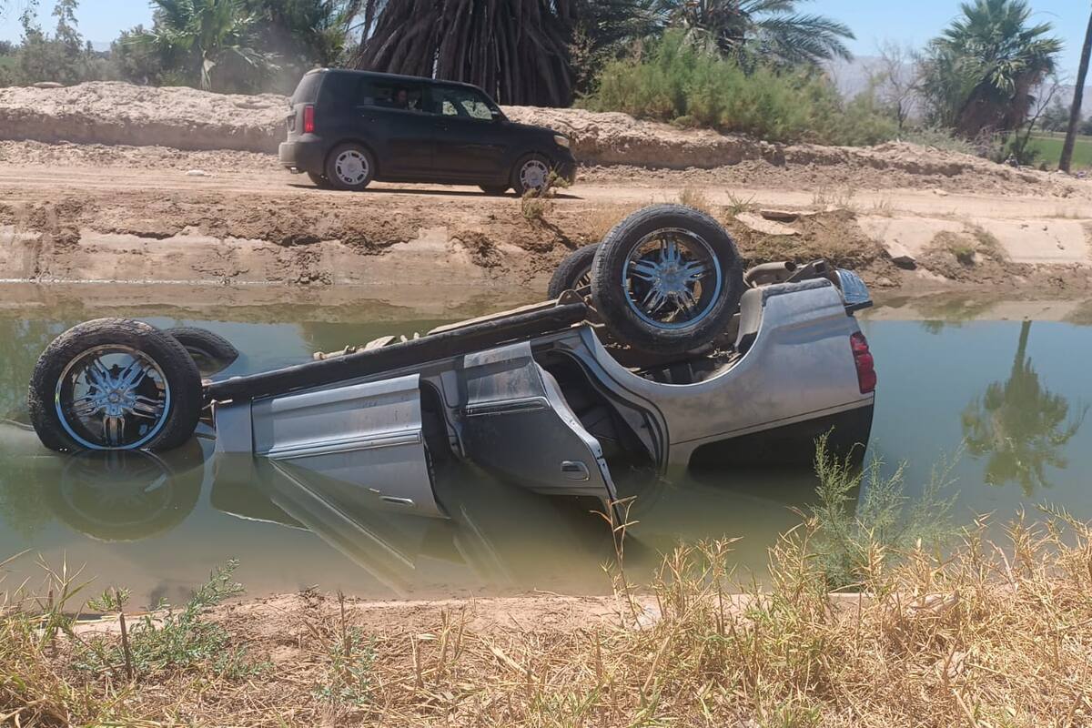 Muere hombre al caer a canal en su camioneta