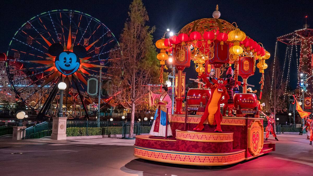 Personajes de Disney como Mulan y Mushu, Mickey Mouse, Minnie Mouse y Goofy reciben a los visitantes en el mirador de Paradise Gardens.