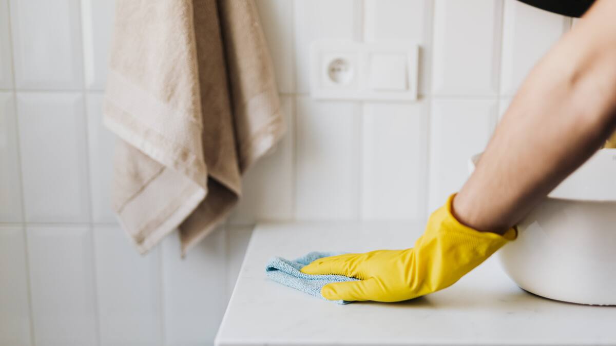 Una mezcla casera para mantener los muebles libres de polvo por más tiempo, según una experta