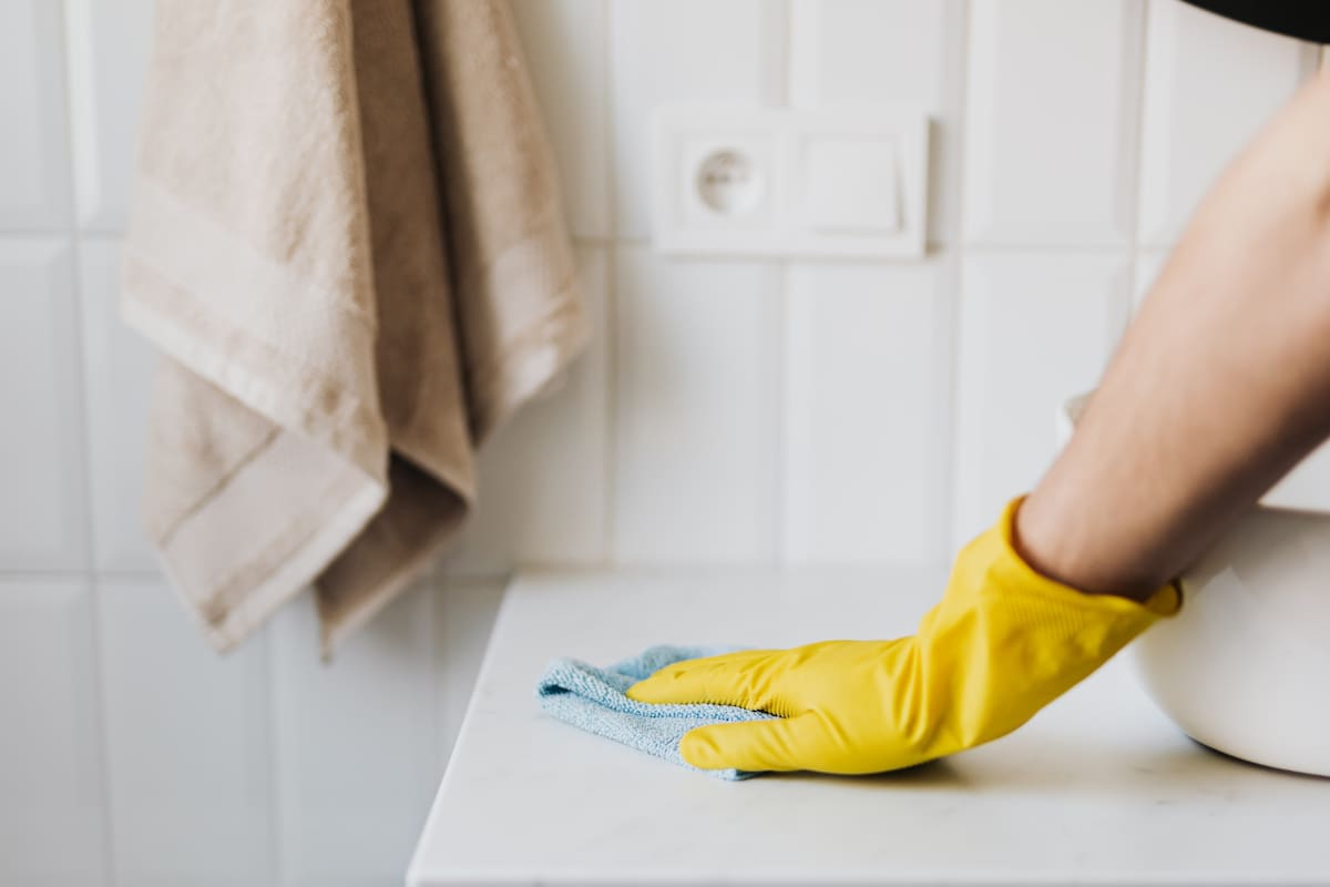 Una mezcla casera para mantener los muebles libres de polvo por más tiempo, según una experta