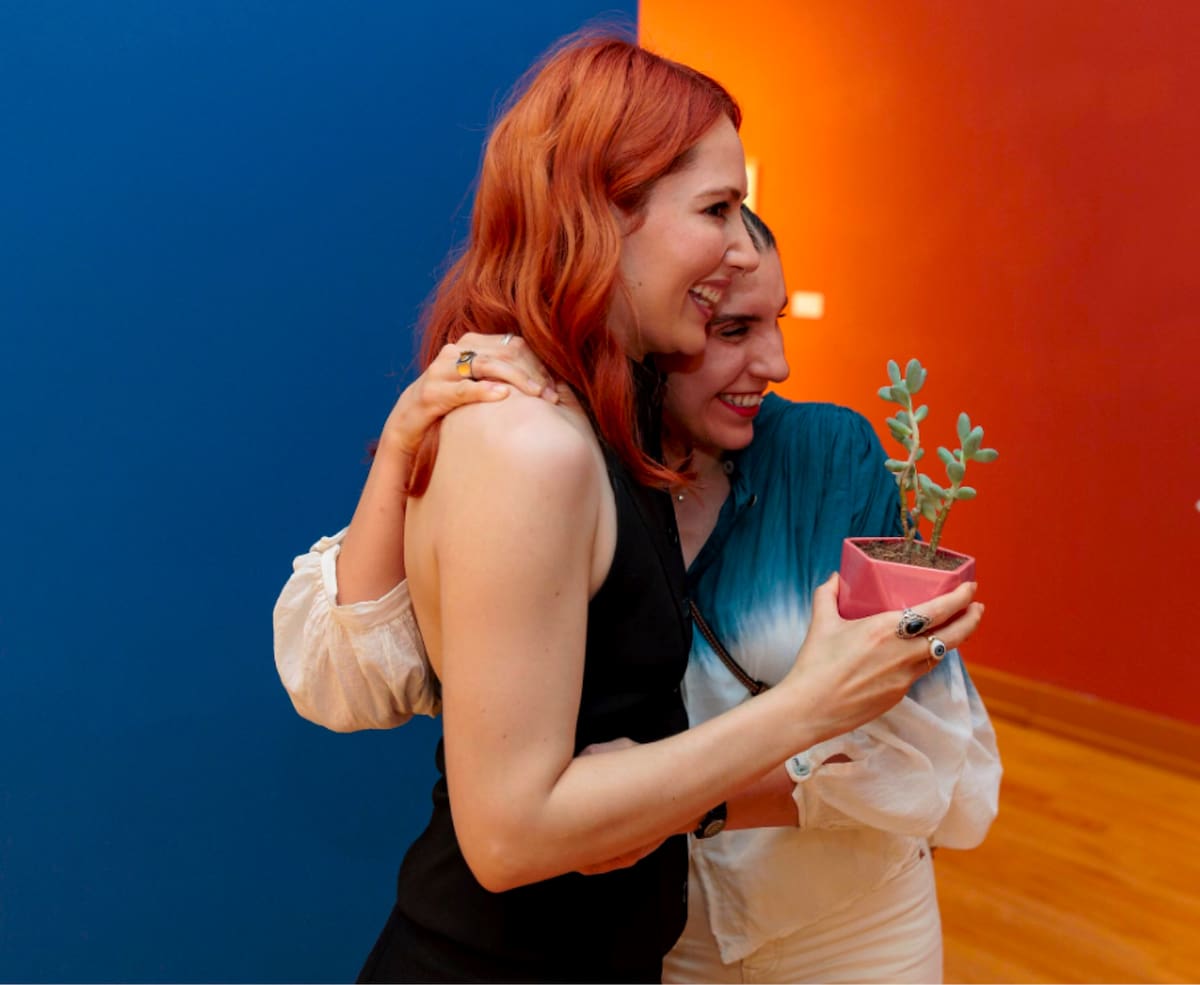 Destaca la serie “Frutos del Espíritu”, donde pinta plantas medicinales como figuras sagradas. Foto: cortesía