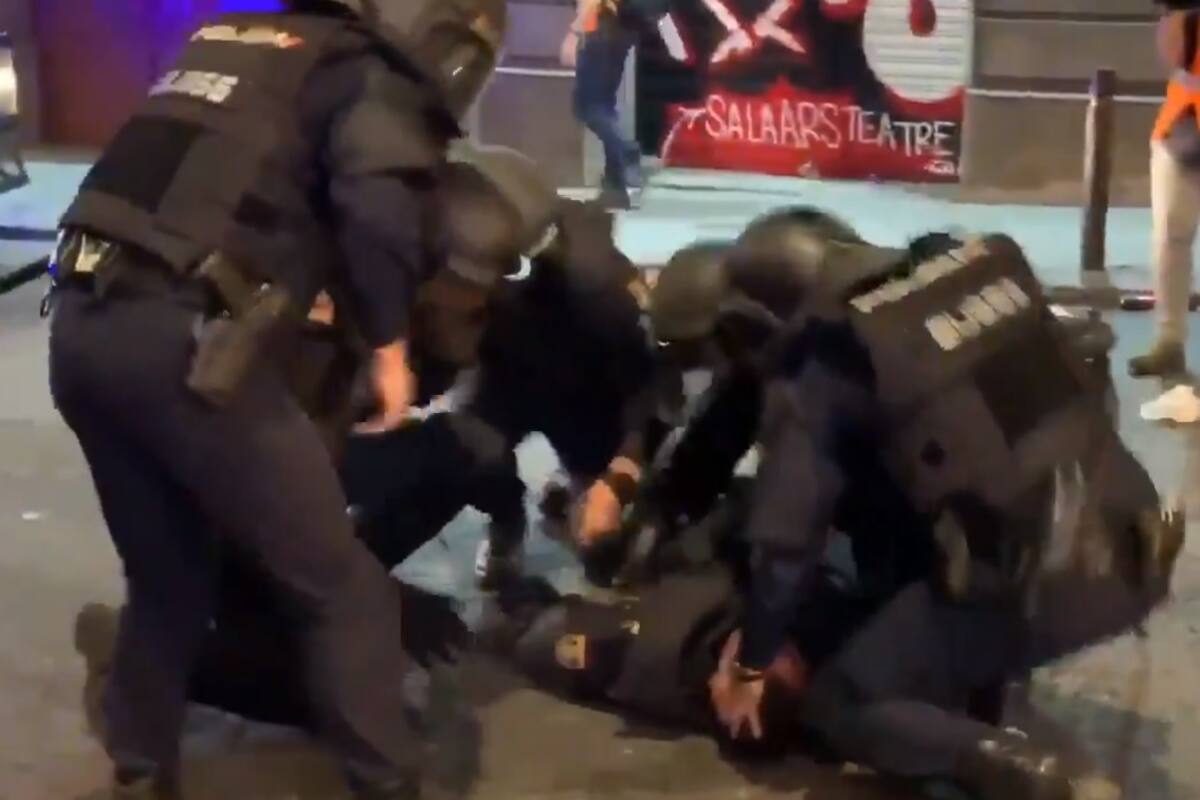 “Me estoy mareando”: Hieren a policía durante protesta en Barcelona (VIDEO)